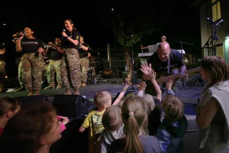 DVE UNIFORMI ENA PESEM 33 FOTO LJUBO VUKELIČ